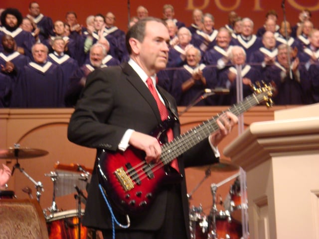 Huckabee playing bass guitar at Thomas Road Baptist Church in 2008