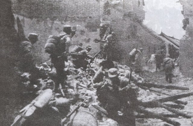 Chinese soldiers in house-to-house fighting in the Battle of Tai'erzhuang