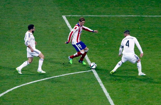 Torres (centre) playing for Atlético Madrid in 2015