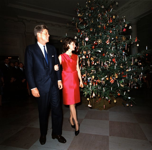 The official White House Christmas tree for 1962, displayed in the Entrance Hall and presented by John F. Kennedy and his wife Jackie.