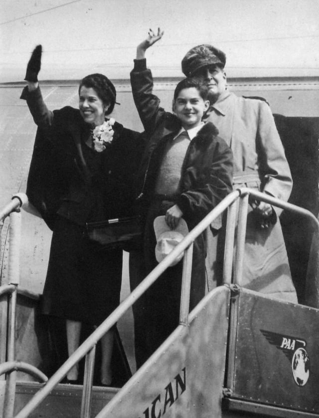 Douglas MacArthur (rear), Jean MacArthur, and son Arthur MacArthur IV returning to the Philippines for a visit in 1950