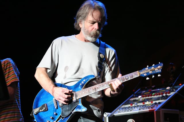Bob Weir onstage in 2007, playing a Modulus G3FH