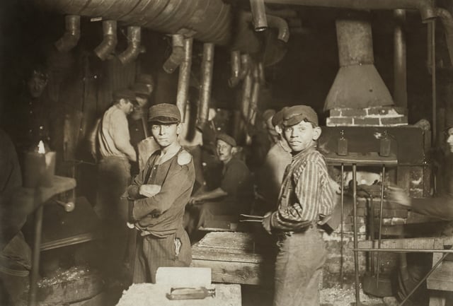 Child laborers in glassworks, by Lewis Hine. Indiana, August 1908.