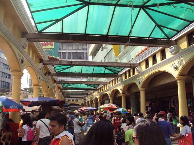 People flocking the street market at Plaza Miranda.