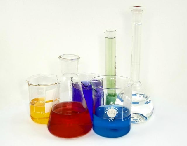Three beakers, an Erlenmeyer flask, a graduated cylinder and a volumetric flask