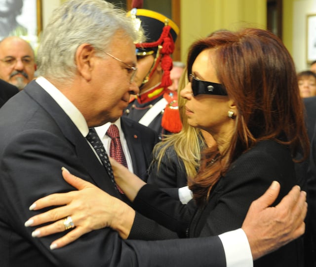 Felipe Gonzalez with President Cristina Fernandez at Nestor Kirchner's funeral in 2010