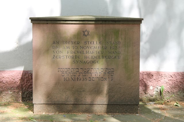Memorial stone marking the site of the synagogue in the Lauerstrasse