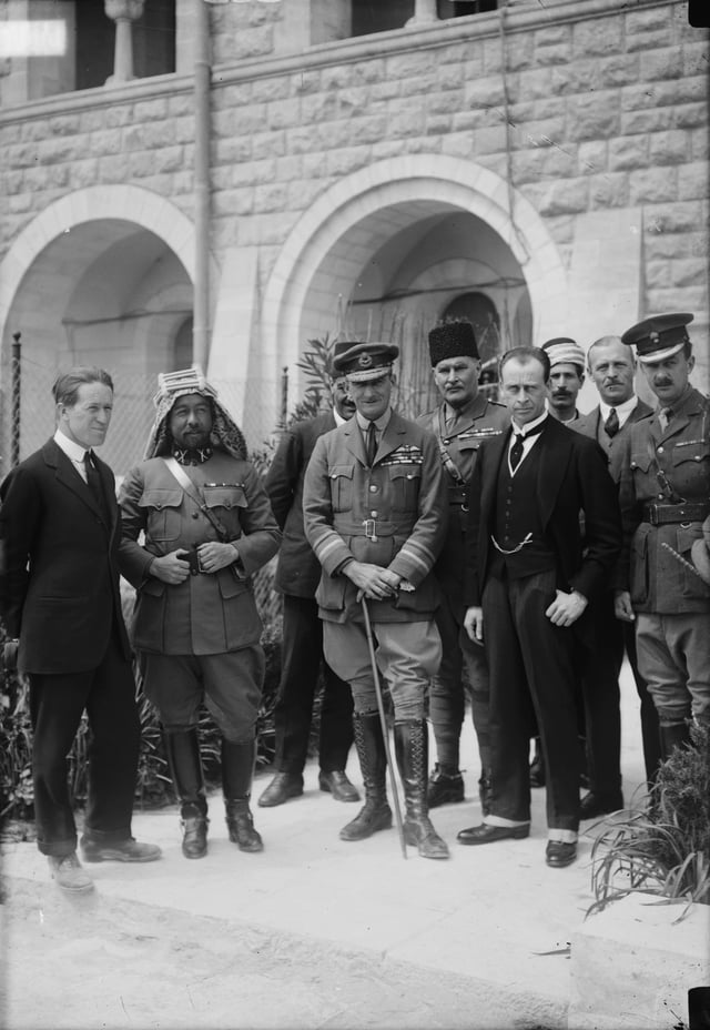 The arrival of Sir Herbert Samuel. From left to right: T. E. Lawrence, Emir Abdullah, Air Marshal Sir Geoffrey Salmond, Sir Herbert Samuel, Sir Wyndham Deedes and others.