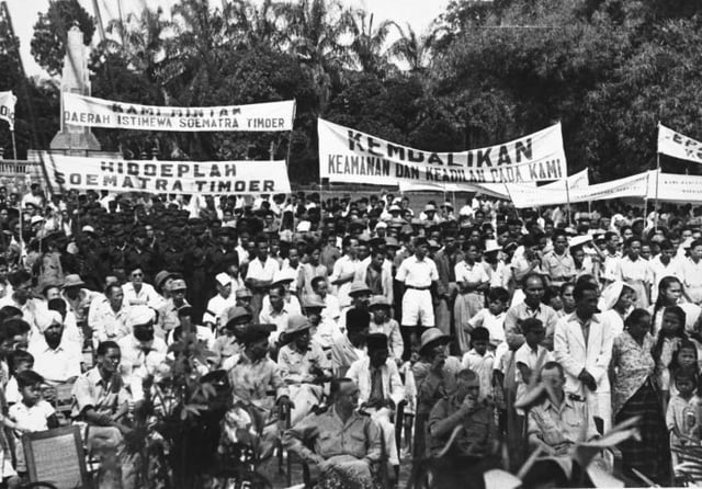 Supporters of Negara Soematra Timoer (State of East Sumatra) that sought to maintain the monarchy system in post-World War II Dutch-established territory of East Sumatra. The state was headed by a president, Dr. Tengku Mansur, a member of Asahan royal family. Both the state and the traditional Malay monarchy institution in East Sumatra dissolved following her merger into the newly formed unitarian Republic of Indonesia in 1950. (image taken c. 1947–1950)