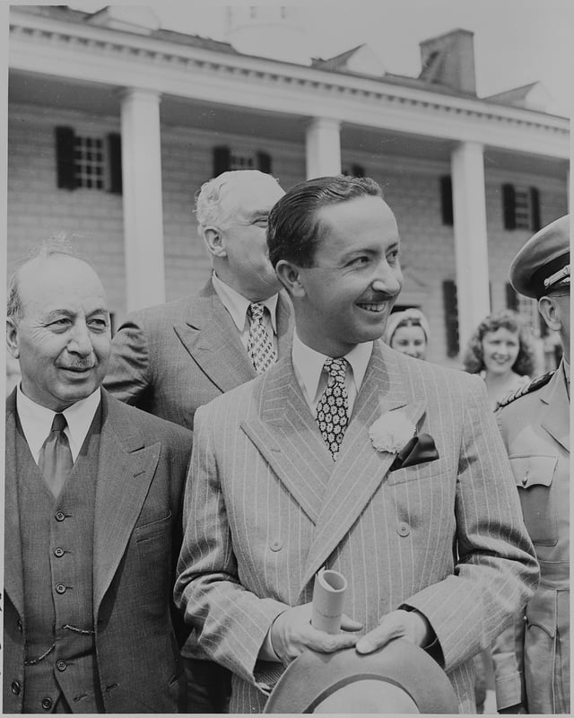 'Abd al-Ilah (holding hat) at Mount Vernon in 1945