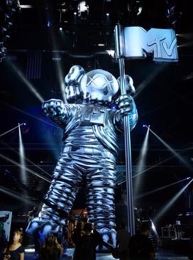 The standing inflatable KAWS moonman at the 2013 MTV Video Music Awards.