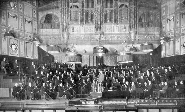 Sir Edward Elgar and the London Symphony Orchestra at the Queen's Hall in 1911.