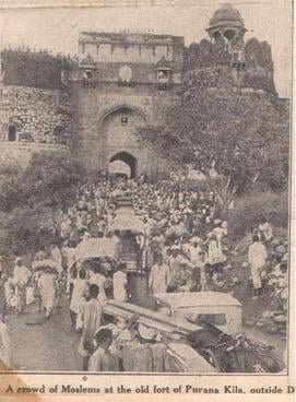 A crowd of Muslims at the Old Fort (Purana Qila) in Delhi, which had been converted into a vast camp for Muslim refugees waiting to be transported to Pakistan. Manchester Guardian, 27 September 1947.