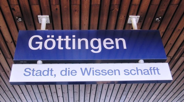 Sign at Göttingen train station displaying the motto Stadt, die Wissen schafft ("City that creates knowledge").