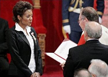Michaëlle Jean reciting the oaths of office as administered by Puisne Justice Michel Bastarache, 27 September 2005