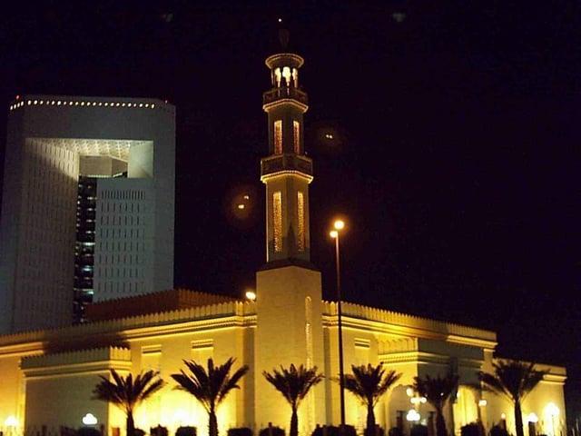 The IDB Jeddah tower can be seen in the background of this mosque.