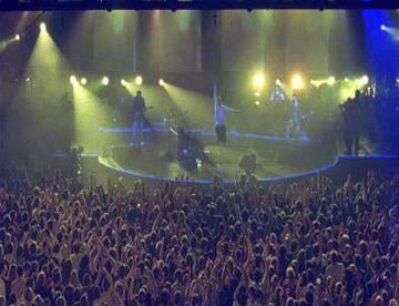 Live performances during their 2002 tour were noted for their use of strobe lighting.