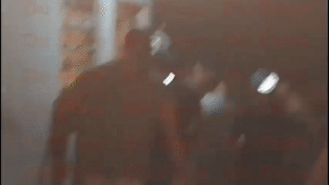 Hombres afuera de la casa del Ruso.