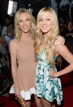 Ava Sambora with her mother, Heather Locklear at a premiere.