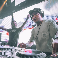Bandlez performing B2B with Al Ross
