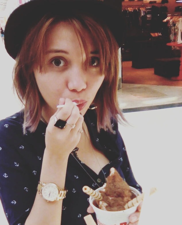 Bruna Borges comendo