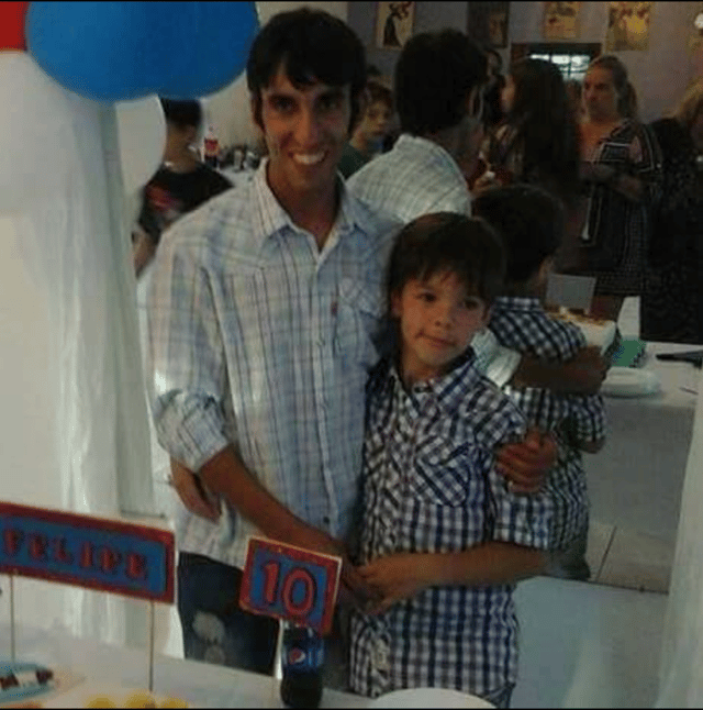 Felipe con Sierra en una fiesta.