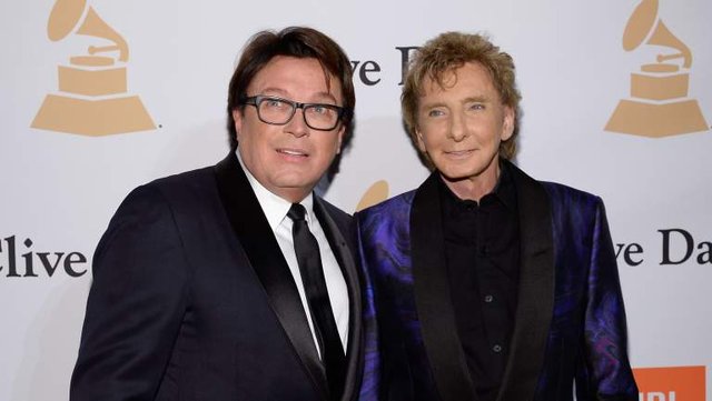 Garry Kief (left) and his partner Barry Manilow at a 2016 pre-Grammys party (source: Kevork Djansezian Getty Images)