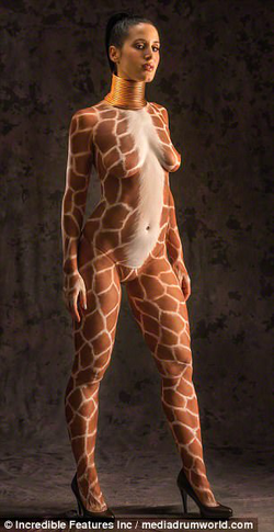Giraffe Woman Sydney Smith — source: The Daily Mail