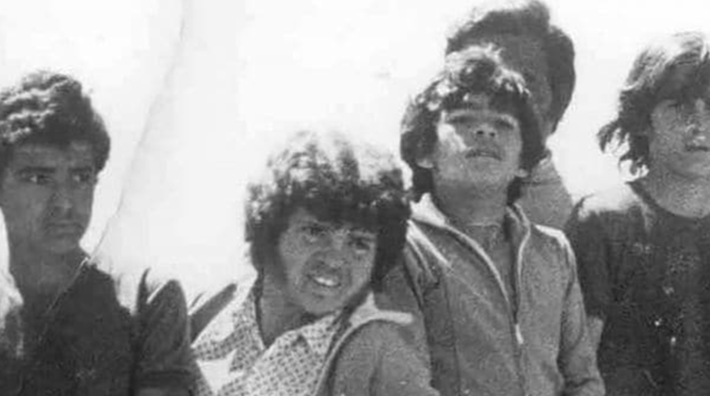 Foto retro cuando Diego Maradona y Jorge eran chicos, con otros miembros de Las Cebollitas.