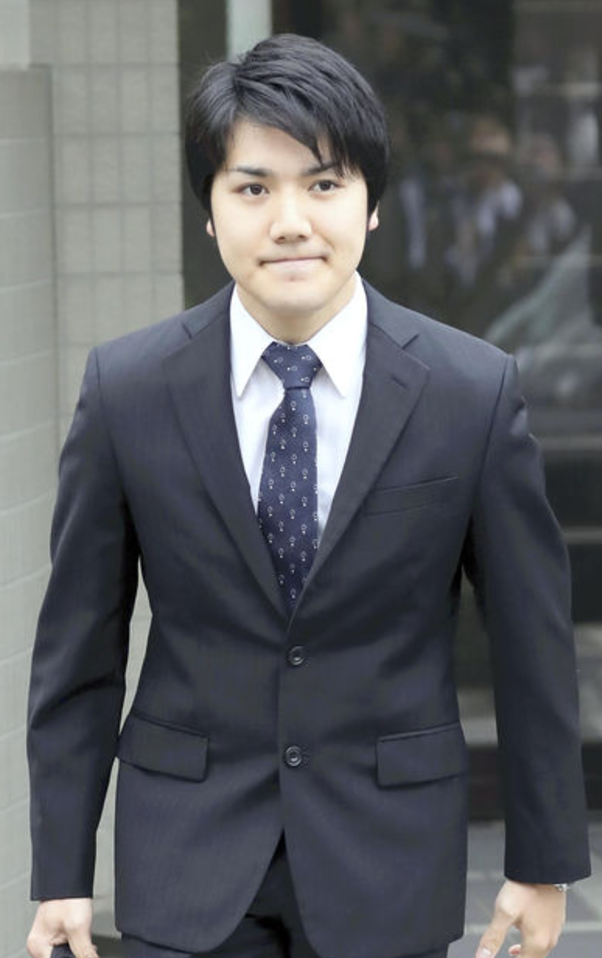 Photo of Kei dressed for a formal meeting.