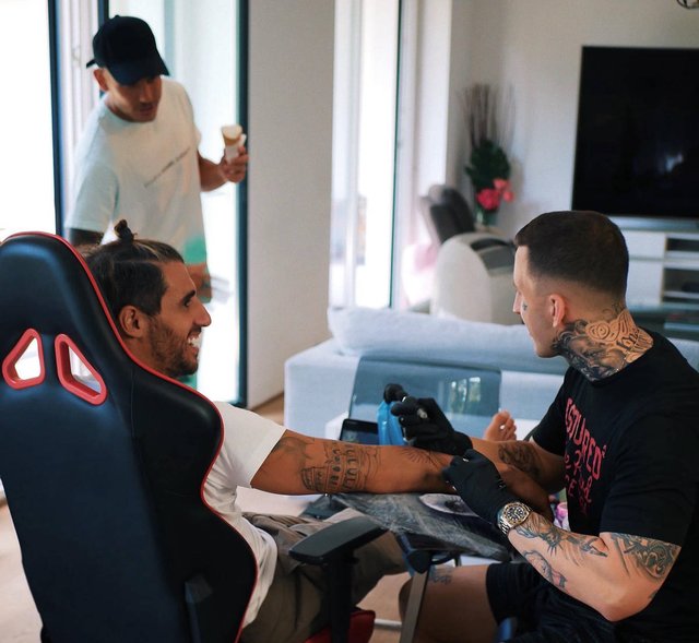 Kristian tattooing Javi Martínez before  UEFA Champions League  2020