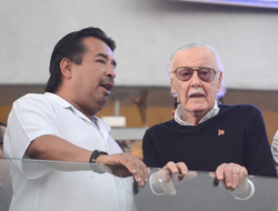 Mac 'Max' Anderson with Stan Lee at a meeting.