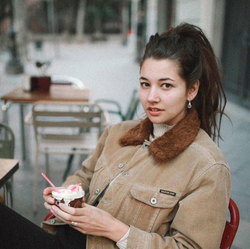 Photo of Noa Jansma at an outdoor cafe.