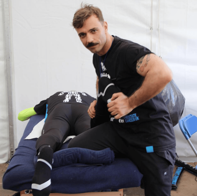 Pedro haciendo su trabajo de masajista.