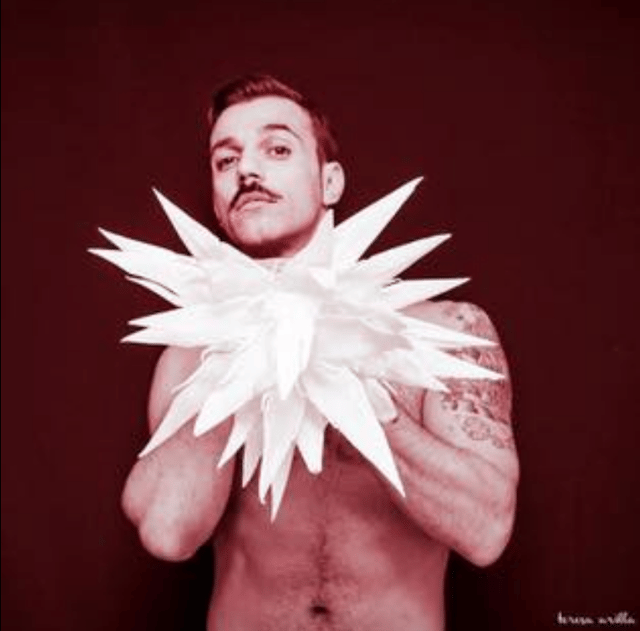 Foto de Pedro con unos picos blancos.