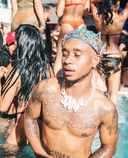 Photo of Slim Jxmmi inside a pool with girls.