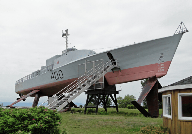 HMCS Bras d'Or (FHE 400)